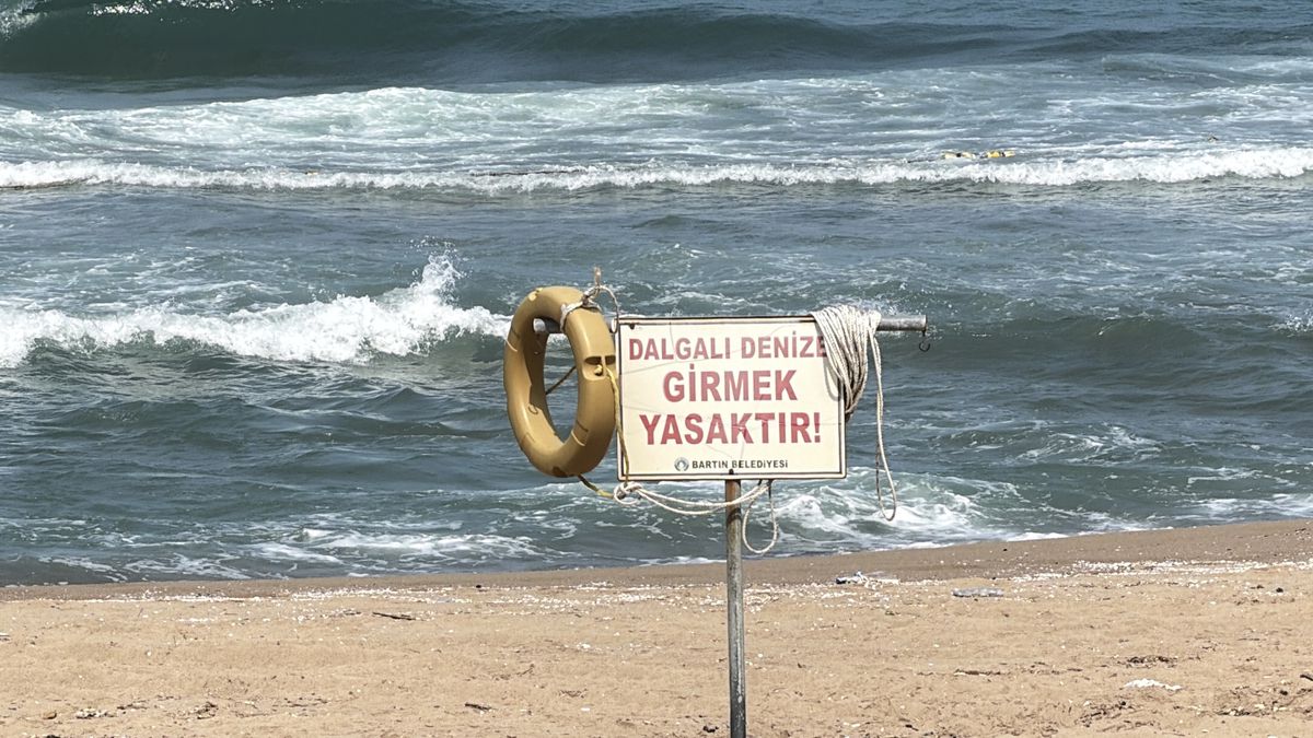 Bartın'da Rüzgar Nedeniyle Sahillerde Denize Girmek Yasaklandı