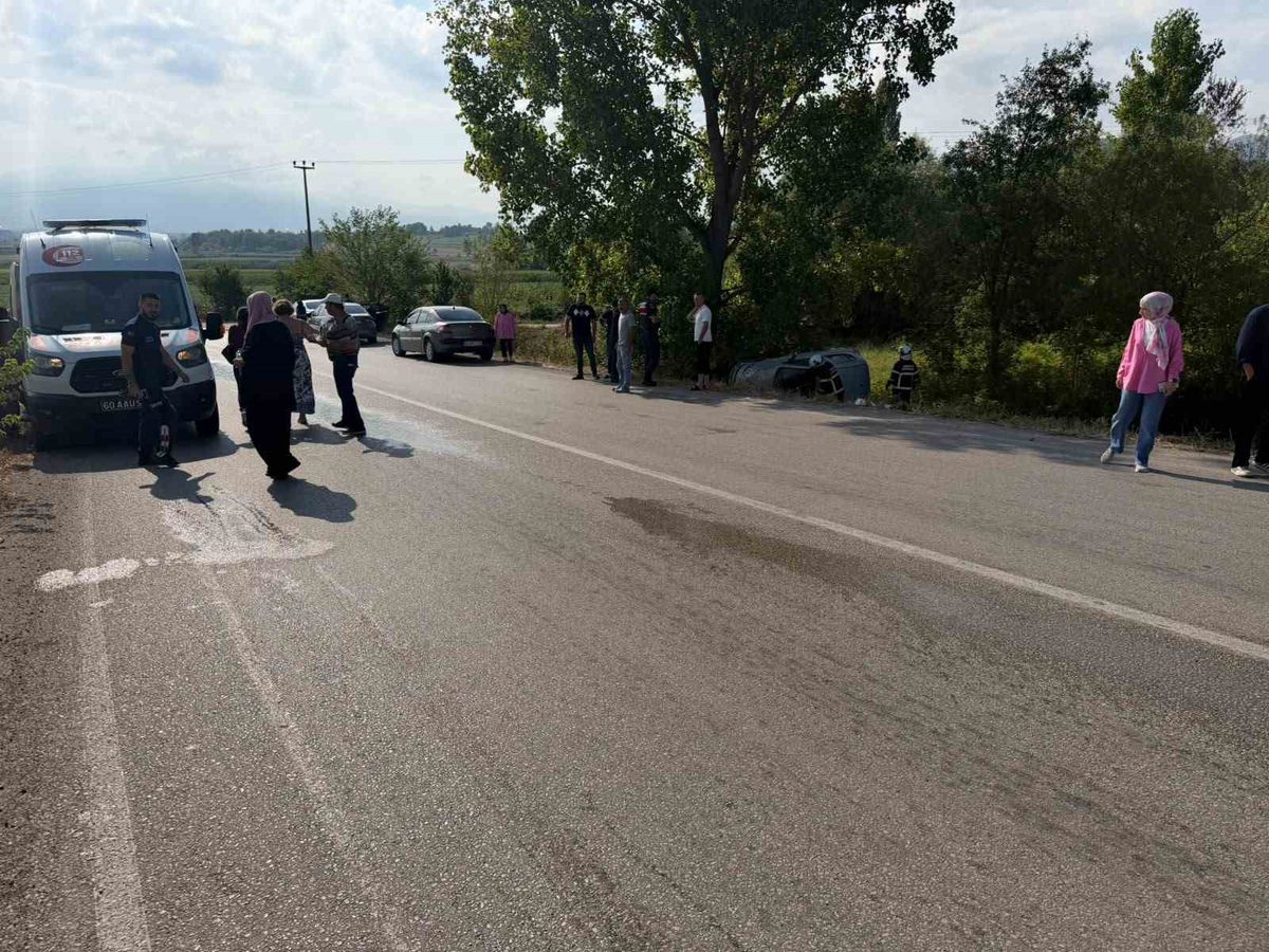 Niksar'da Tek Taraflı Trafik Kazası: Sürücü Yaralandı