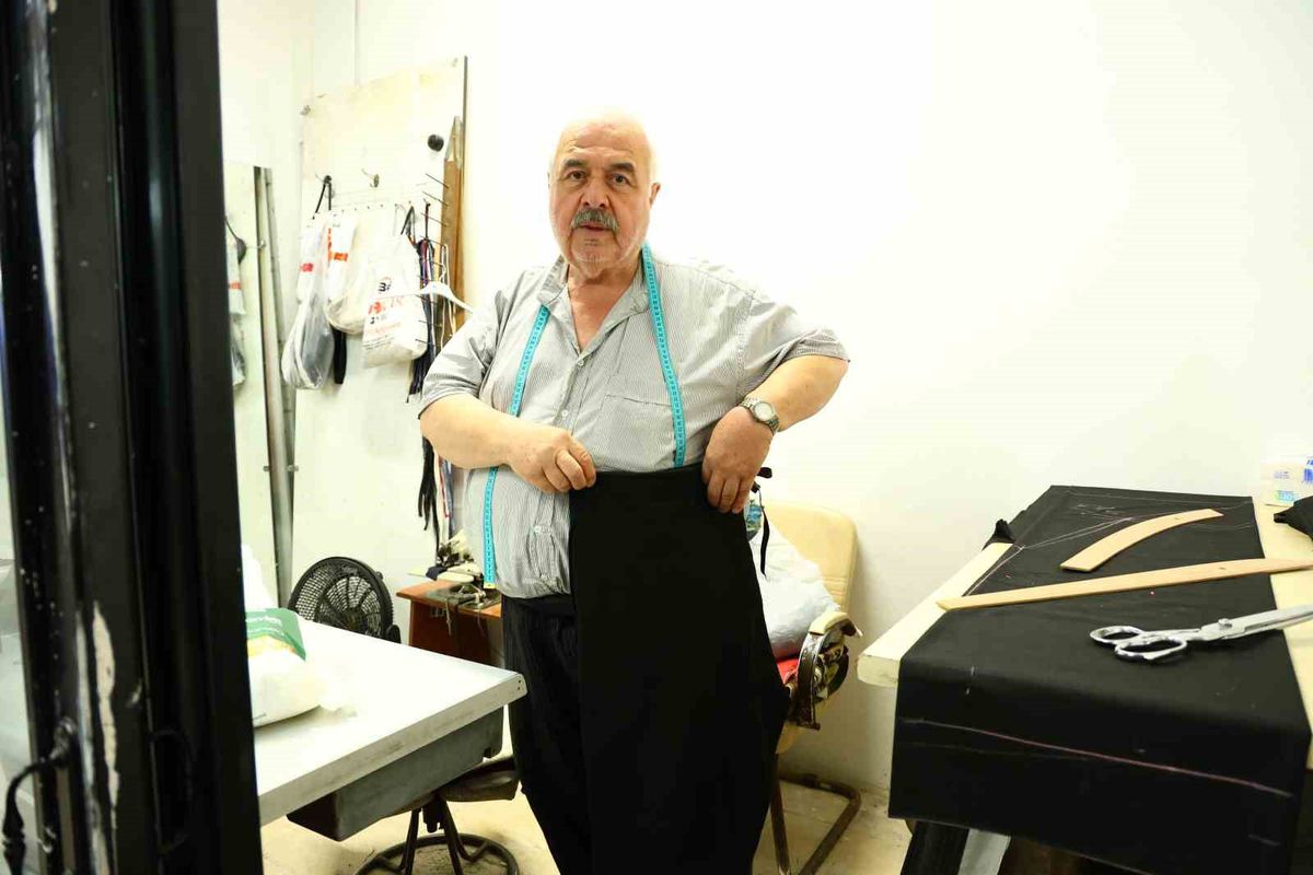 61 Yıllık Terzi Deprem Sonrası Tarihi Taşhan Çarşısı'nda İşine Döndü