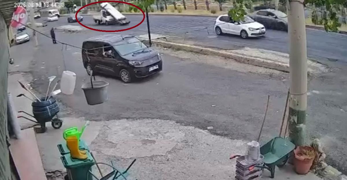 Diyarbakır'da fren yapan kamyonetin demirleri yola savruldu: Kaza anları kamerada