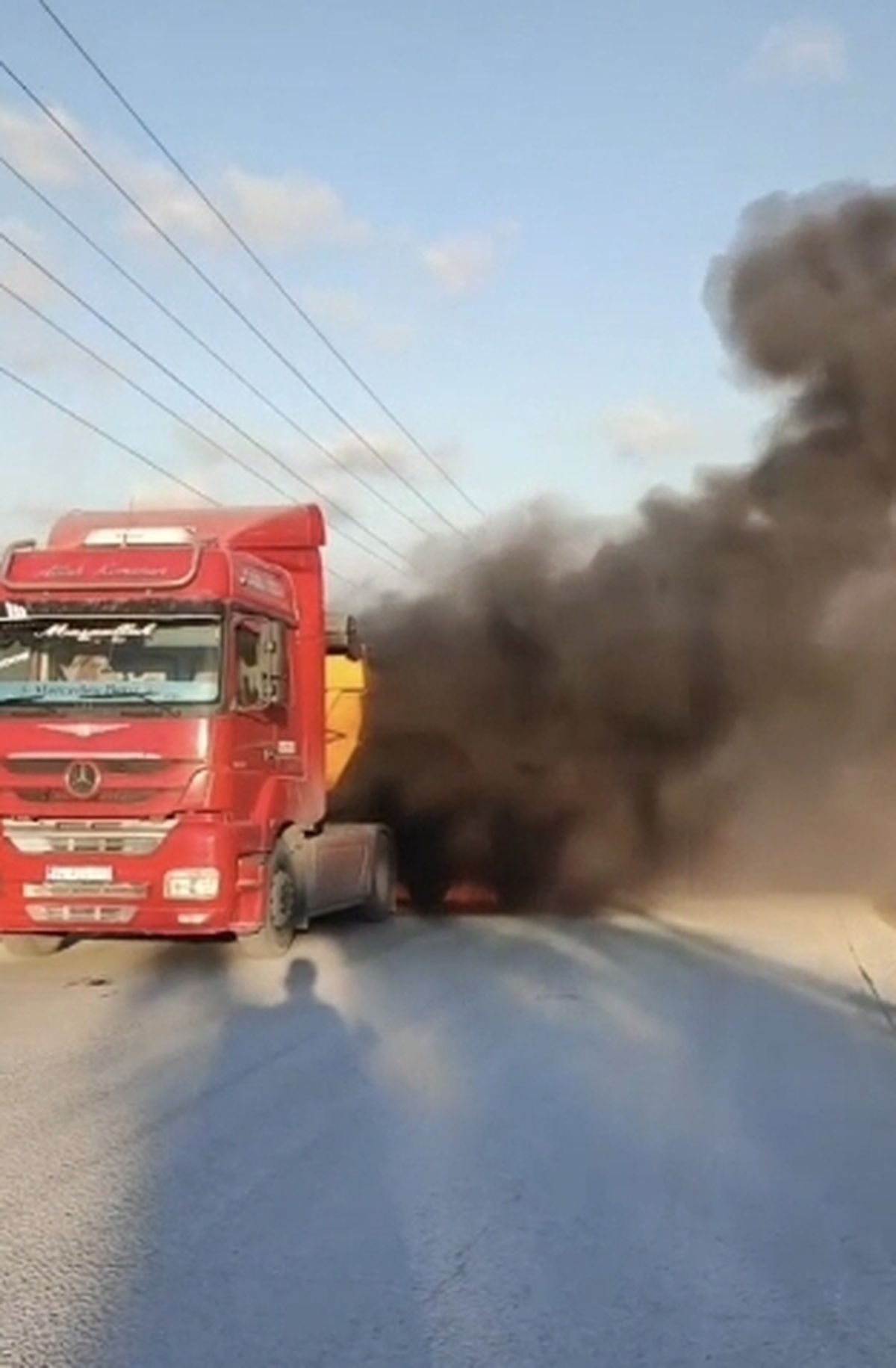 Arnavutköy'de hafriyat kamyonunda yangın