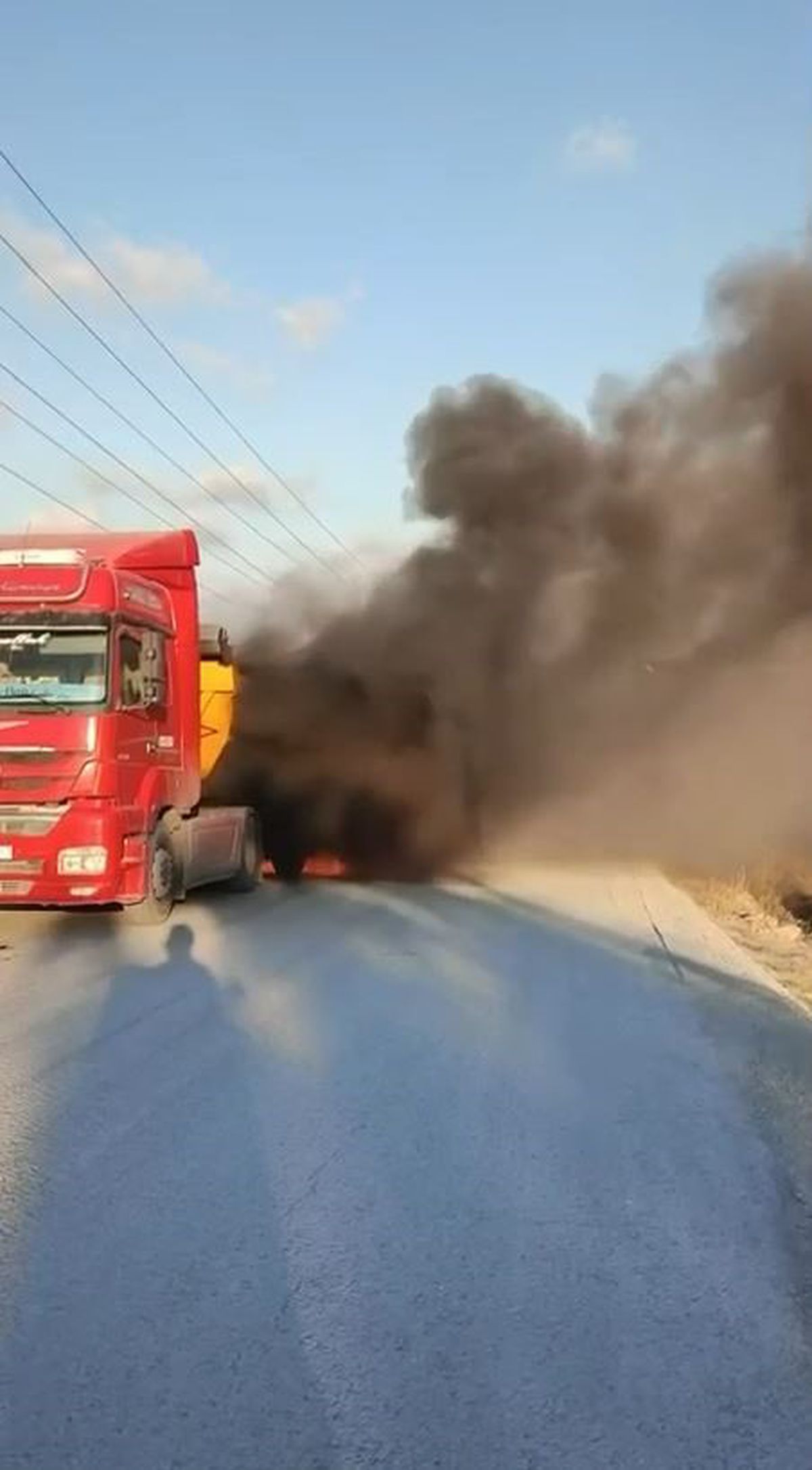 Arnavutköy'de hafriyat kamyonu alev alev yandı