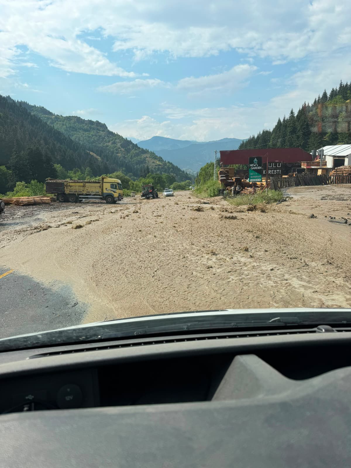 Artvin'de sağanak yolları göle çevirdi