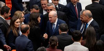 Bahçeli, çerçeve yasanın kabul edilmesinin ardından DEM Partili isimlerle tokalaştı