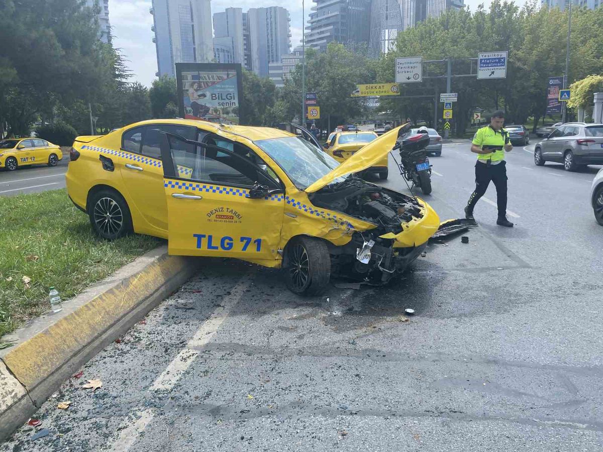 Bakırköy'de Taksi-Otomobil Çarpıştı: 1 Yaralı