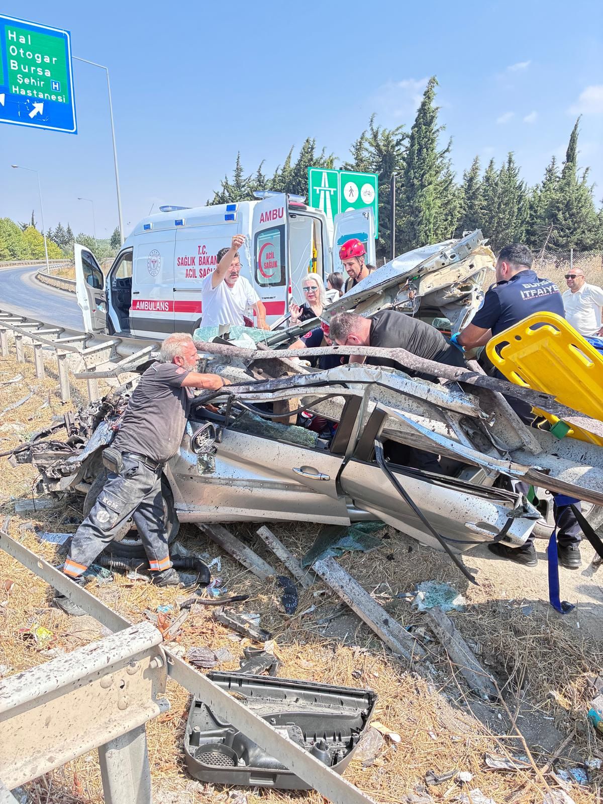 Bursa'da Feci Kaza: Bariyerlere Çarpan Otomobilde Karı Koca Yaralandı