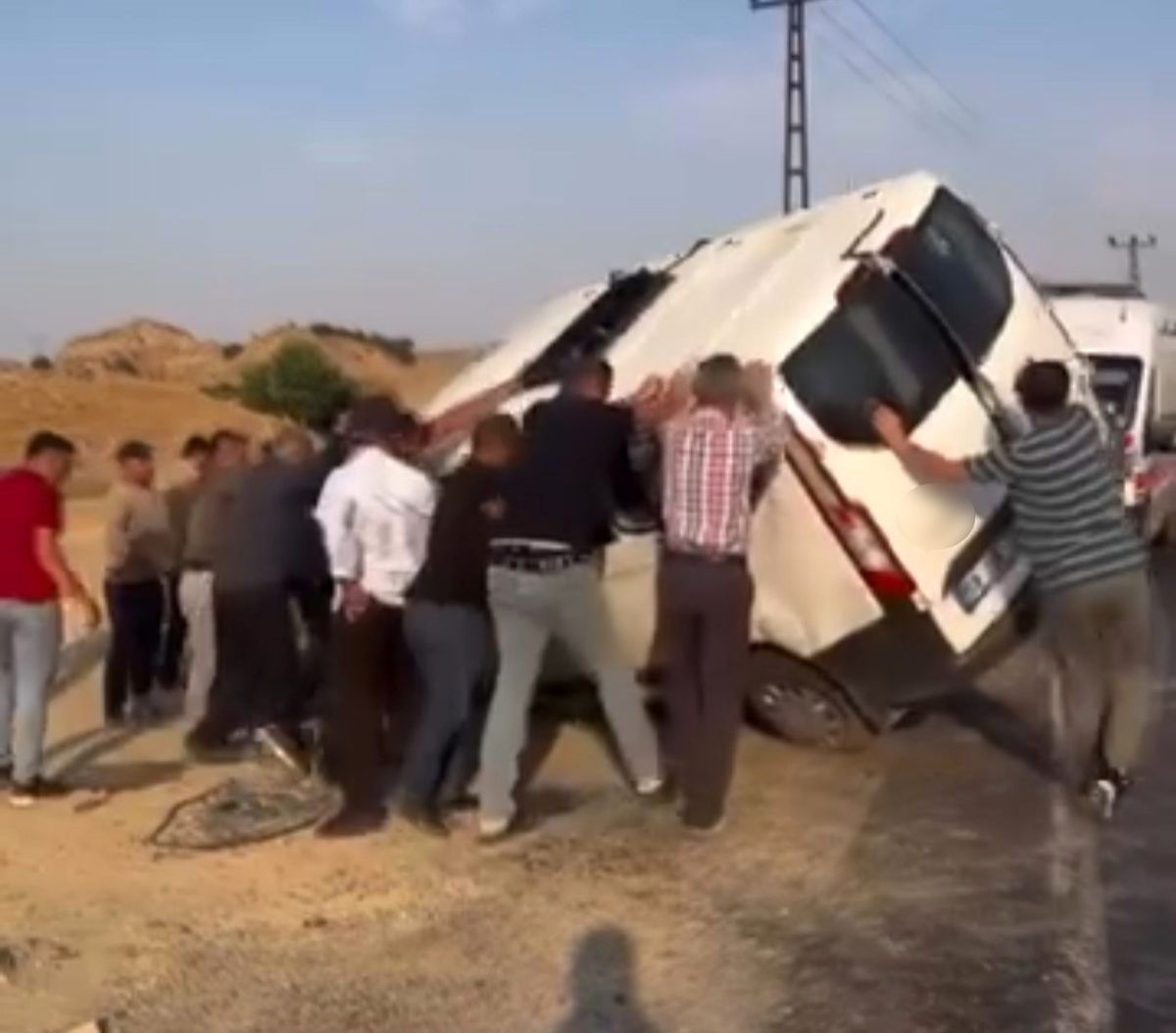 Kozluk'ta Minibüs Devrildi: 1 Yaralı