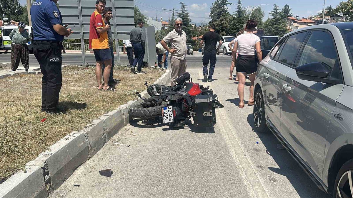 Burdur'da Motosiklet-Otomobil Çarpıştı: 1 Yaralı