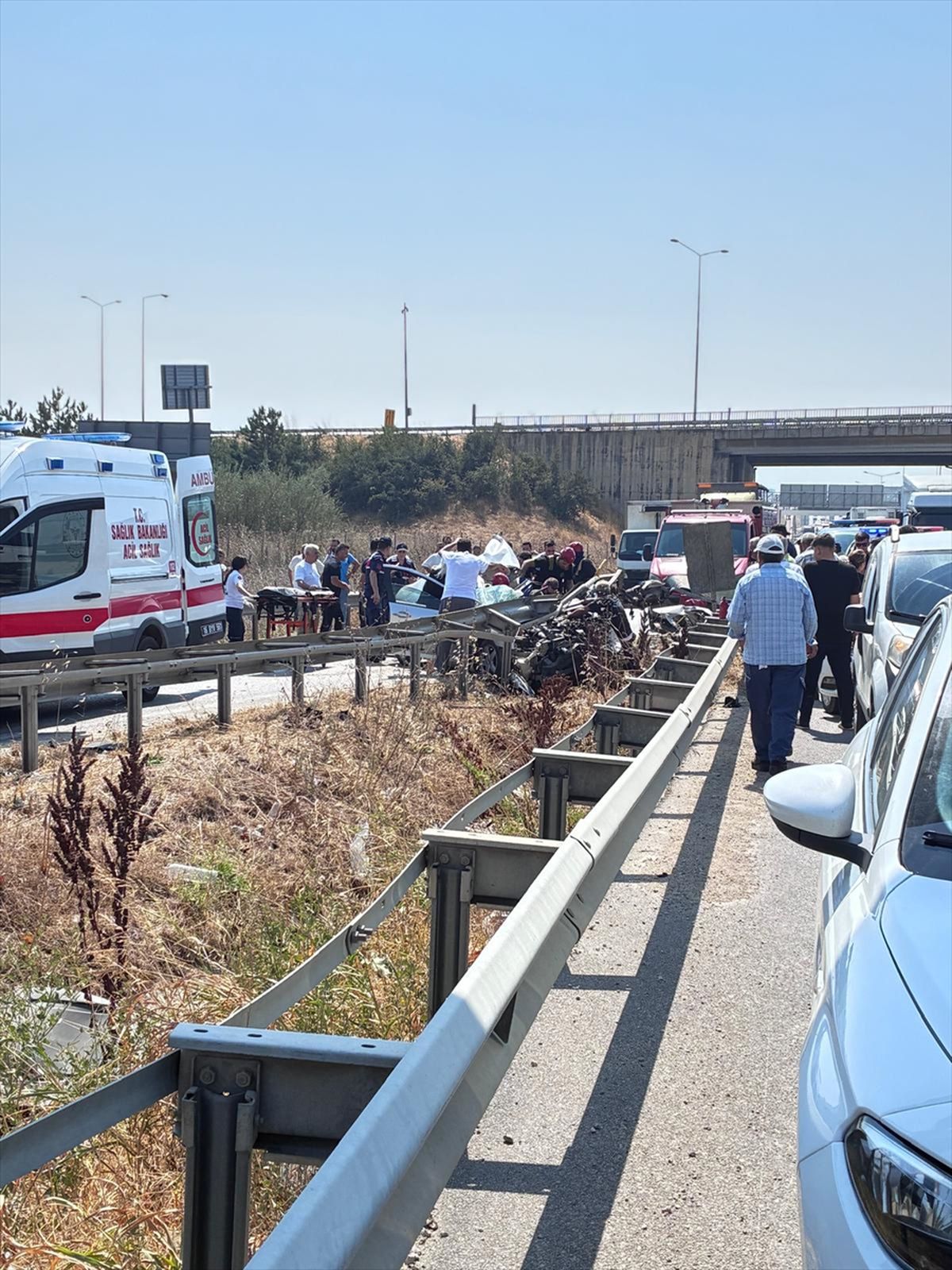 Bursa'da otomobil bariyere çarptı: 2 yaralı