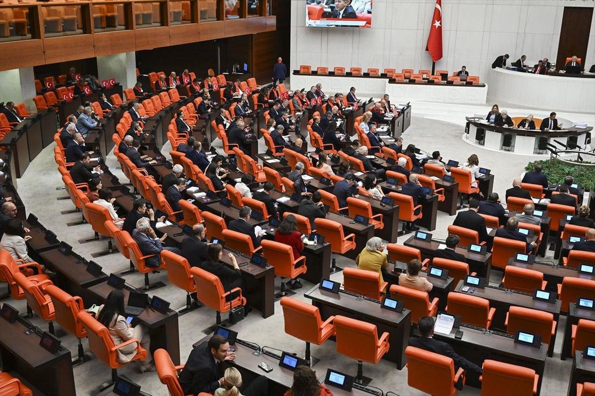 Çerçeve Yasa Meclis’ten geçti, siyasilerden peş peşe mesajlar geldi