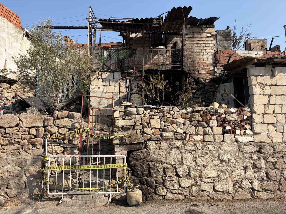 İzmir'de Yangın Faciası: Anneanne ve Torunu Hayatını Kaybetti