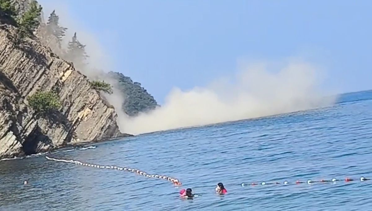 Mudanya'da kaya düştü, yüzenler şaşkın