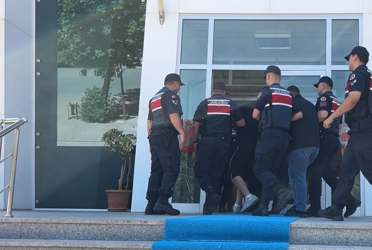 Bucak’ta Polis Kisvesiyle 1 Milyonluk Vurgun: 4 Zanlı İstanbul’da Yakalandı, Altınlar Sahibine Teslim Edildi