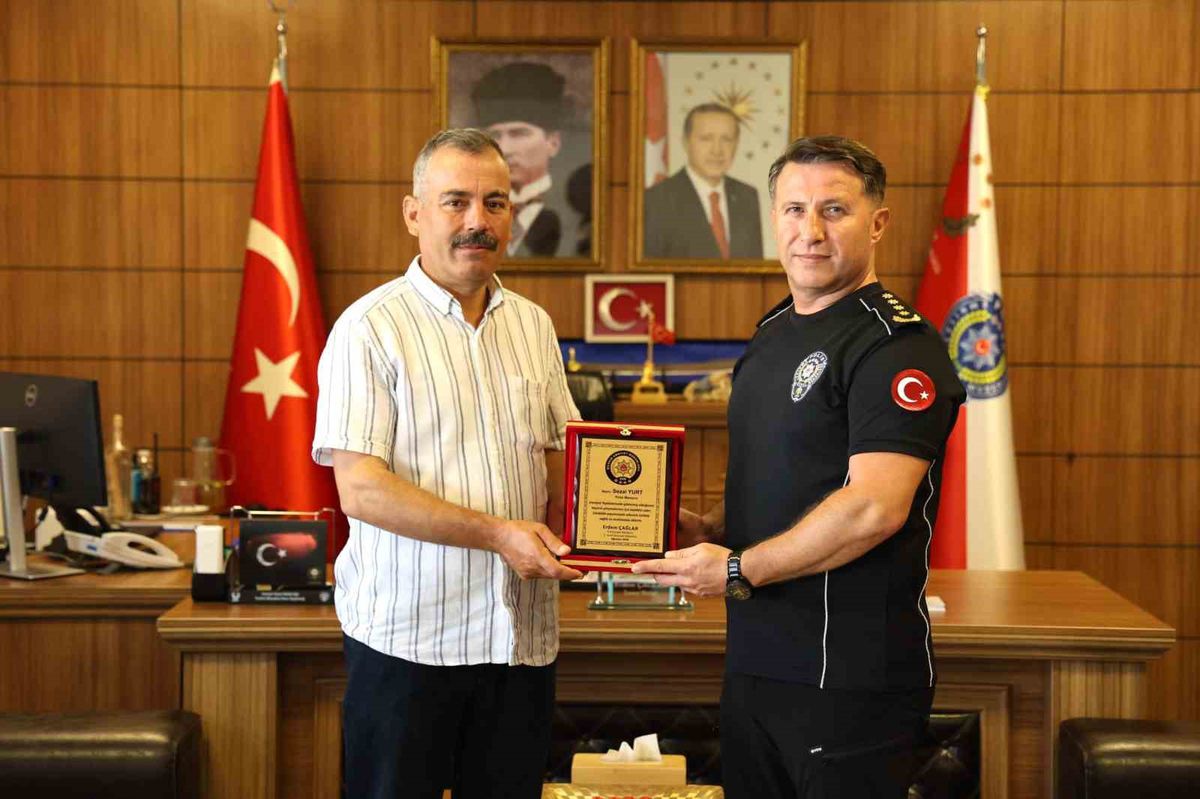 Bilecik’te Emekli Polis Memuruna Veda Plaketi