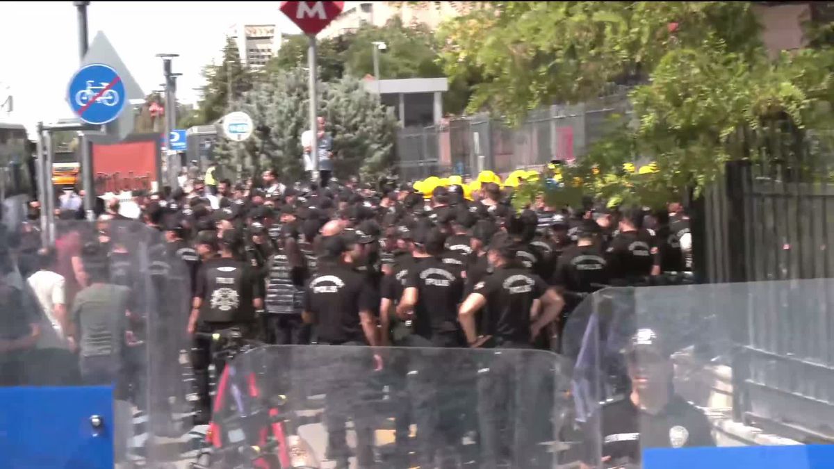 Elazığ Eti Gümüş Madeni işçilerine polis ablukası: 'Haklarımızı alana kadar buradayız'