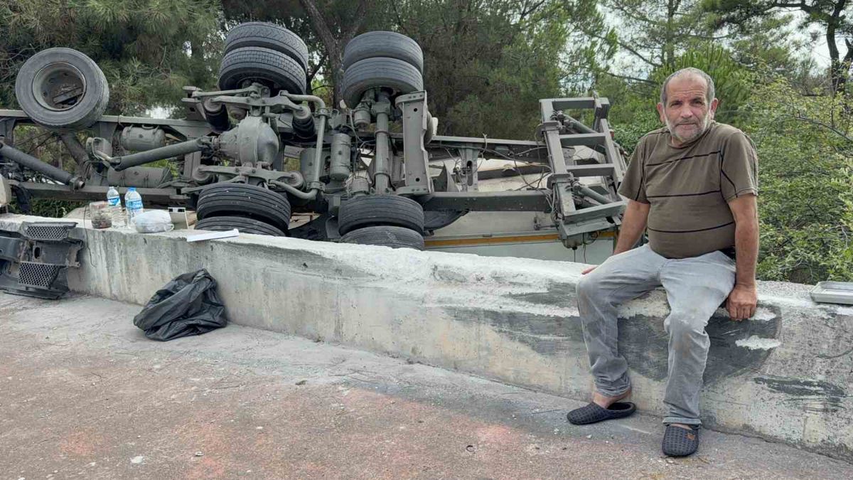 Freni Tutmayan Kamyon Veteriner Enstitüsü'nün Bahçesine Devrildi
