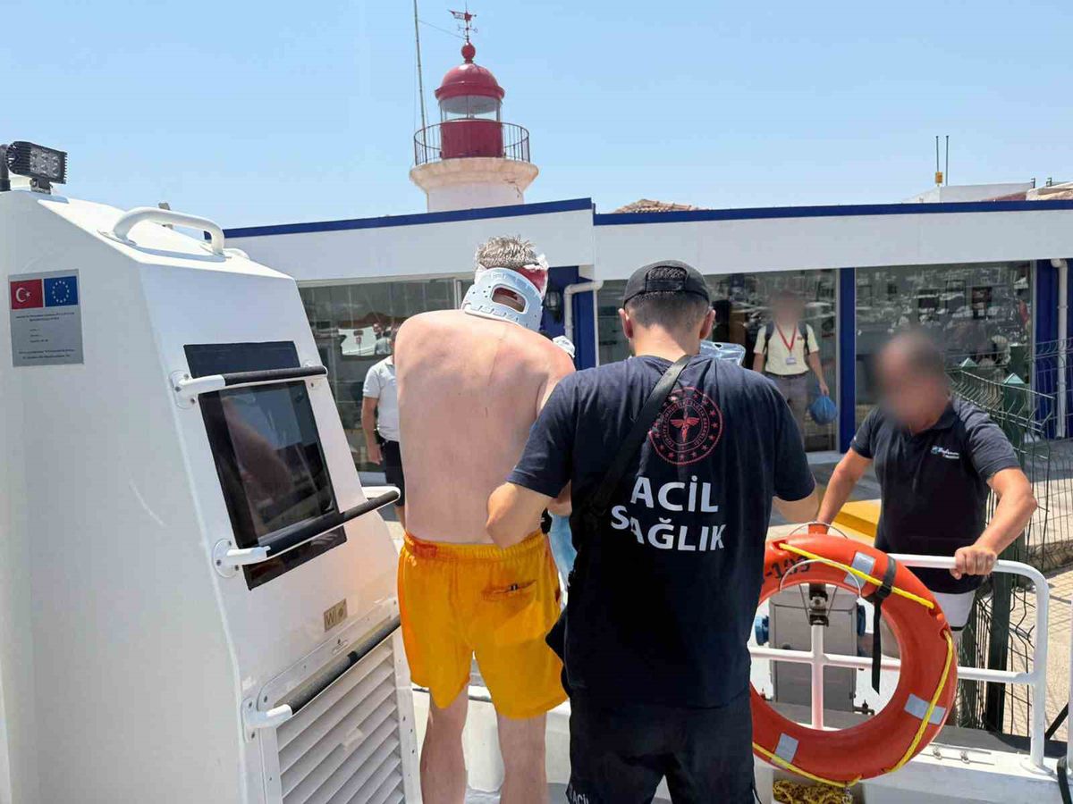 Bodrum'da Gezi Teknesinde Yaralanan Kişi Sahil Güvenlikle Tahliye Edildi