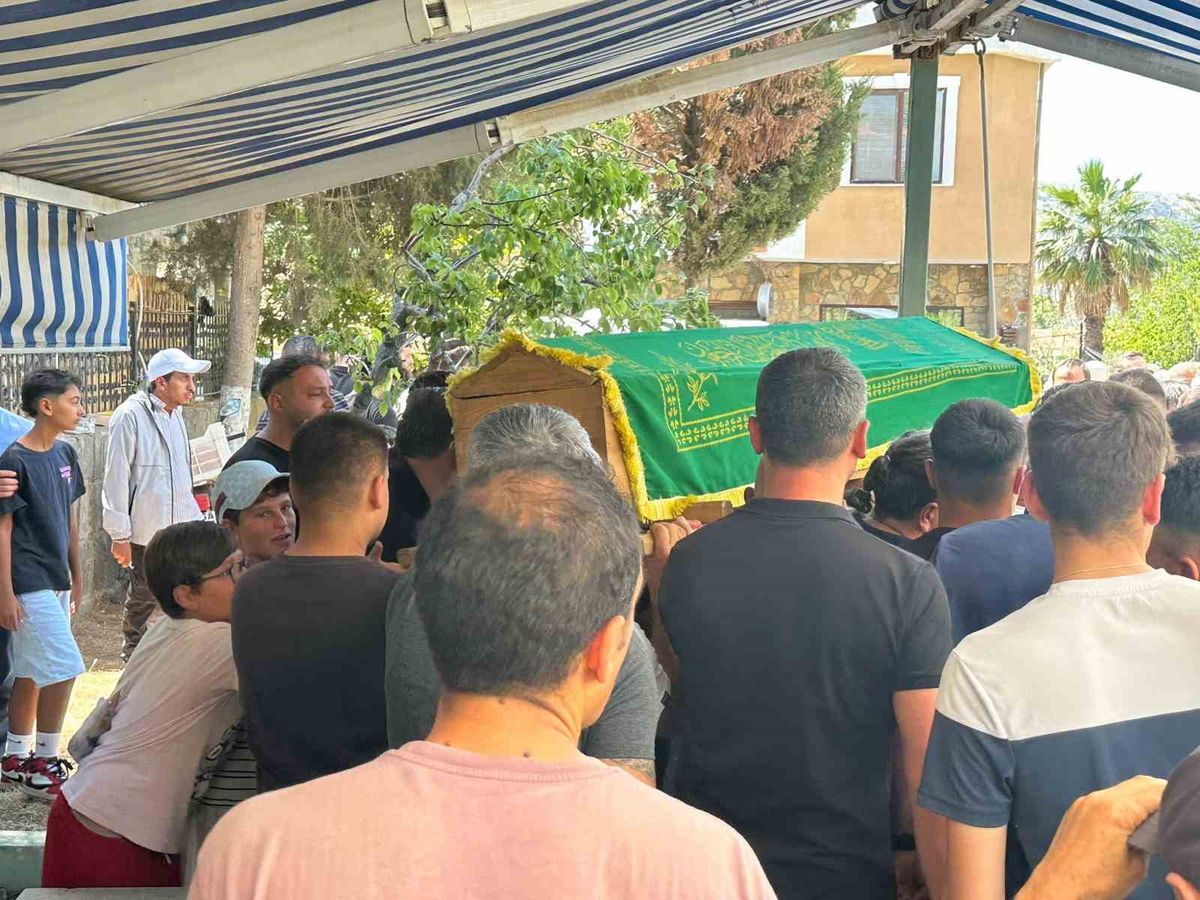 Gökçeada'da motosiklet kazasında ölen genç toprağa verildi
