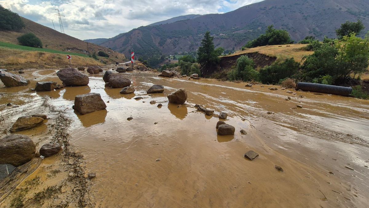 Bingöl'de Heyelan: Yedisu-Karlıova Yolu Ulaşıma Kapandı