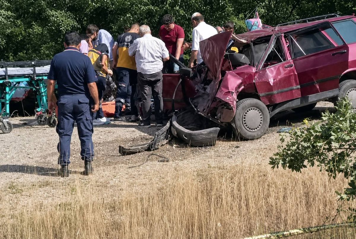 Hocalar'da Trafik Kazası: 1 Ölü, 5 Yaralı