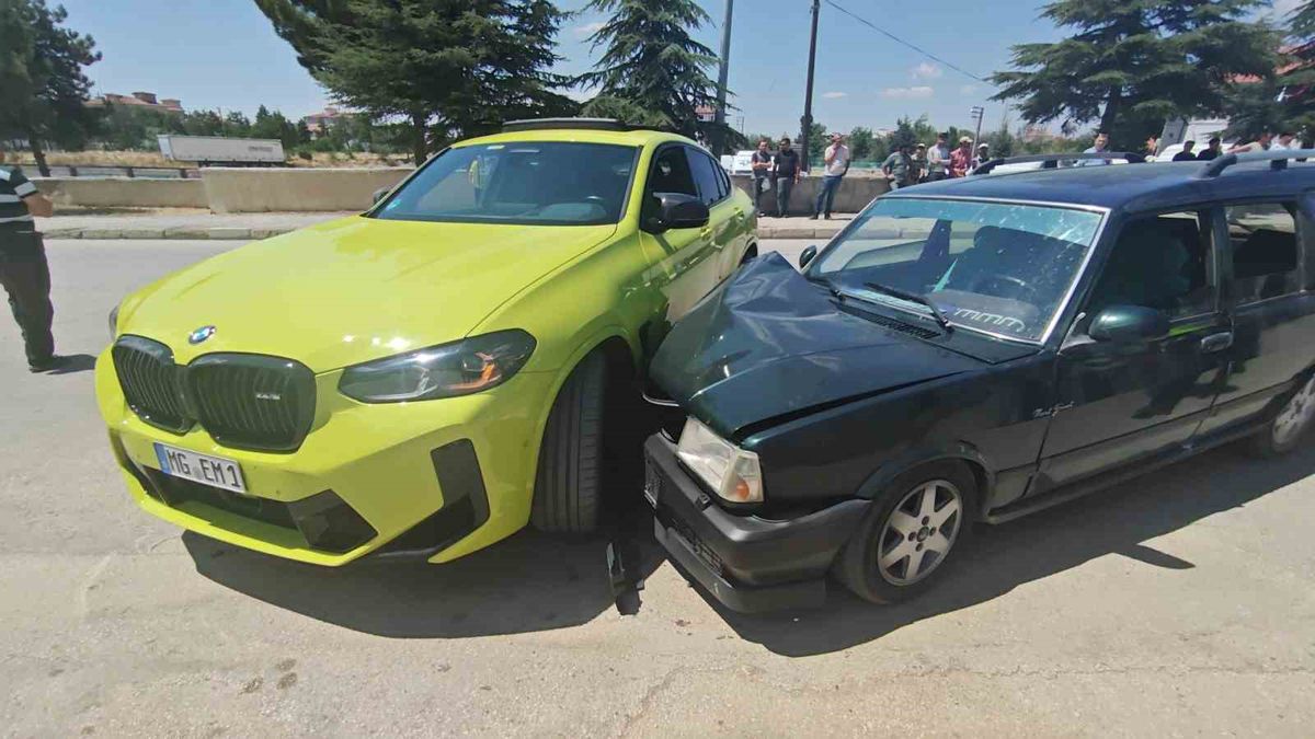 Yalvaç'ta trafik kazası: 2 sürücü yaralandı