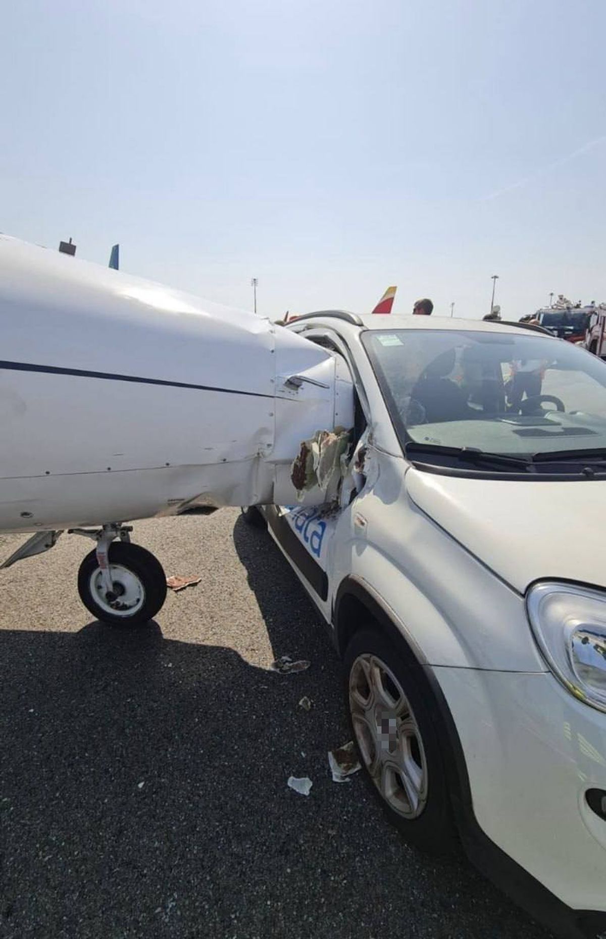 Milano'da Jet ile Yer Hizmetleri Aracı Çarpıştı