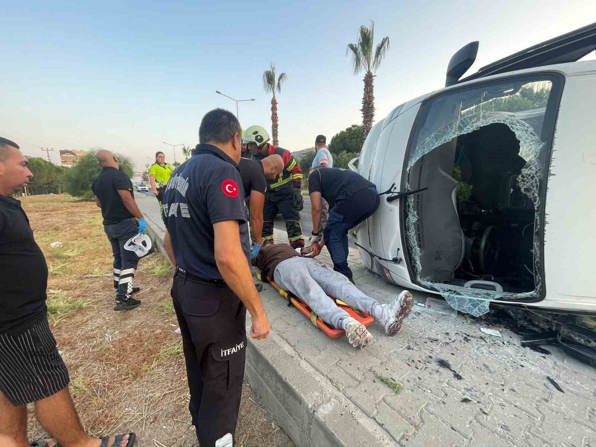 Kuşadası'nda Direksiyon Başında Uyuyan Sürücü Kaldırıma Çarpıp Devrildi