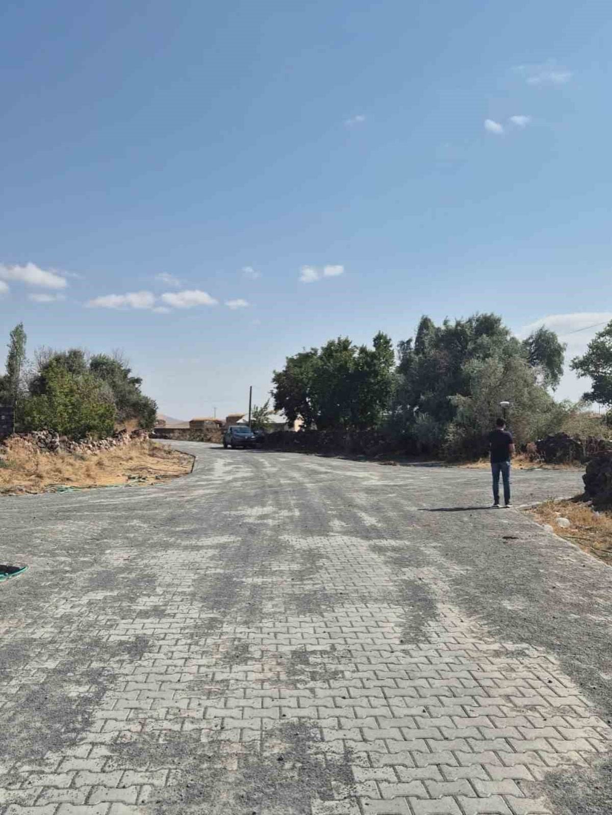 Kars'ta 89 Köyde 168 Bin Metrekare Kilit Parke Taşı Döşenecek