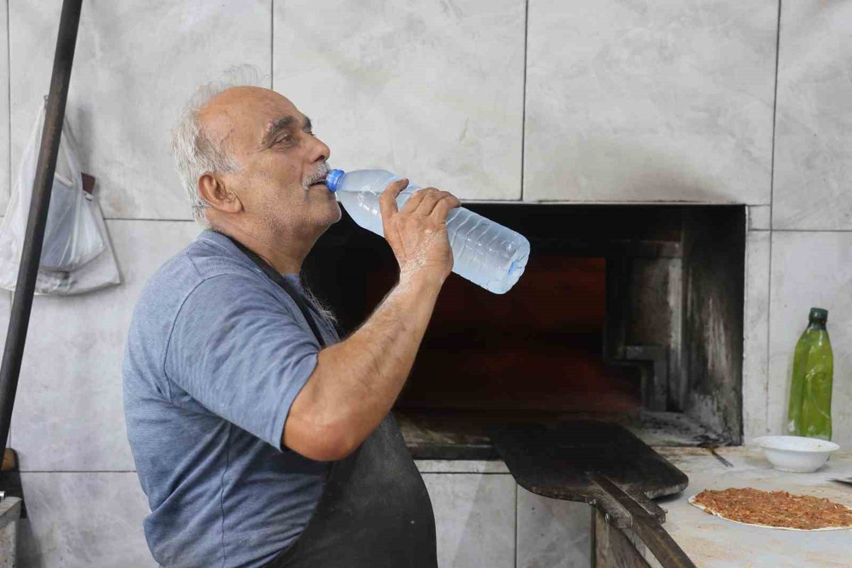 Hatay'da Fırıncıların Kavurucu Sıcak Mesaisi: Günde 5 Litre Su Tüketiyorlar
