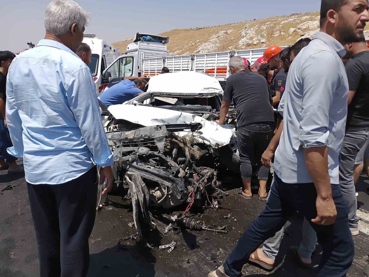 Şanlıurfa'da Kafa Kafaya Çarpışma: Sürücü Sıkıştığı Araçtan Kurtarıldı