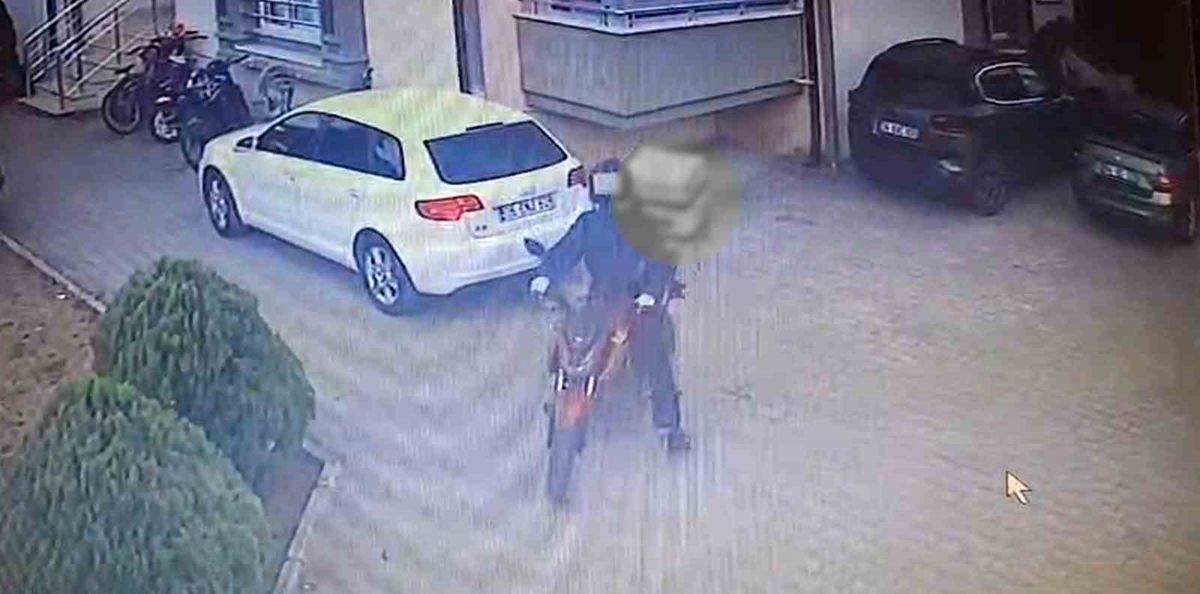 Serdivan'da Kurye Motosikleti Kasklı Hırsız Tarafından Çalındı
