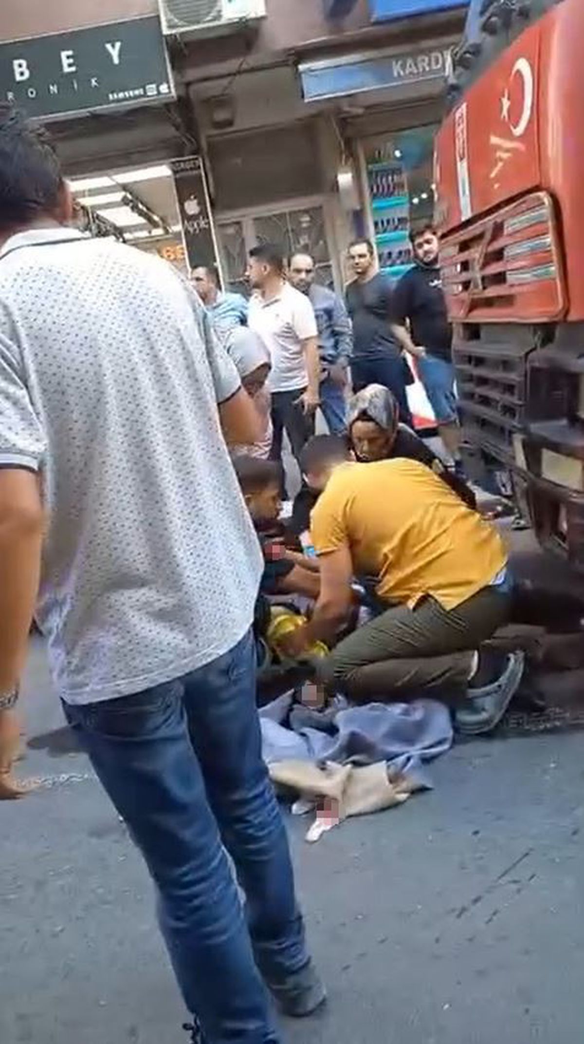 Yayaya hafriyat kamyonu çarptı: Ağır yaralı
