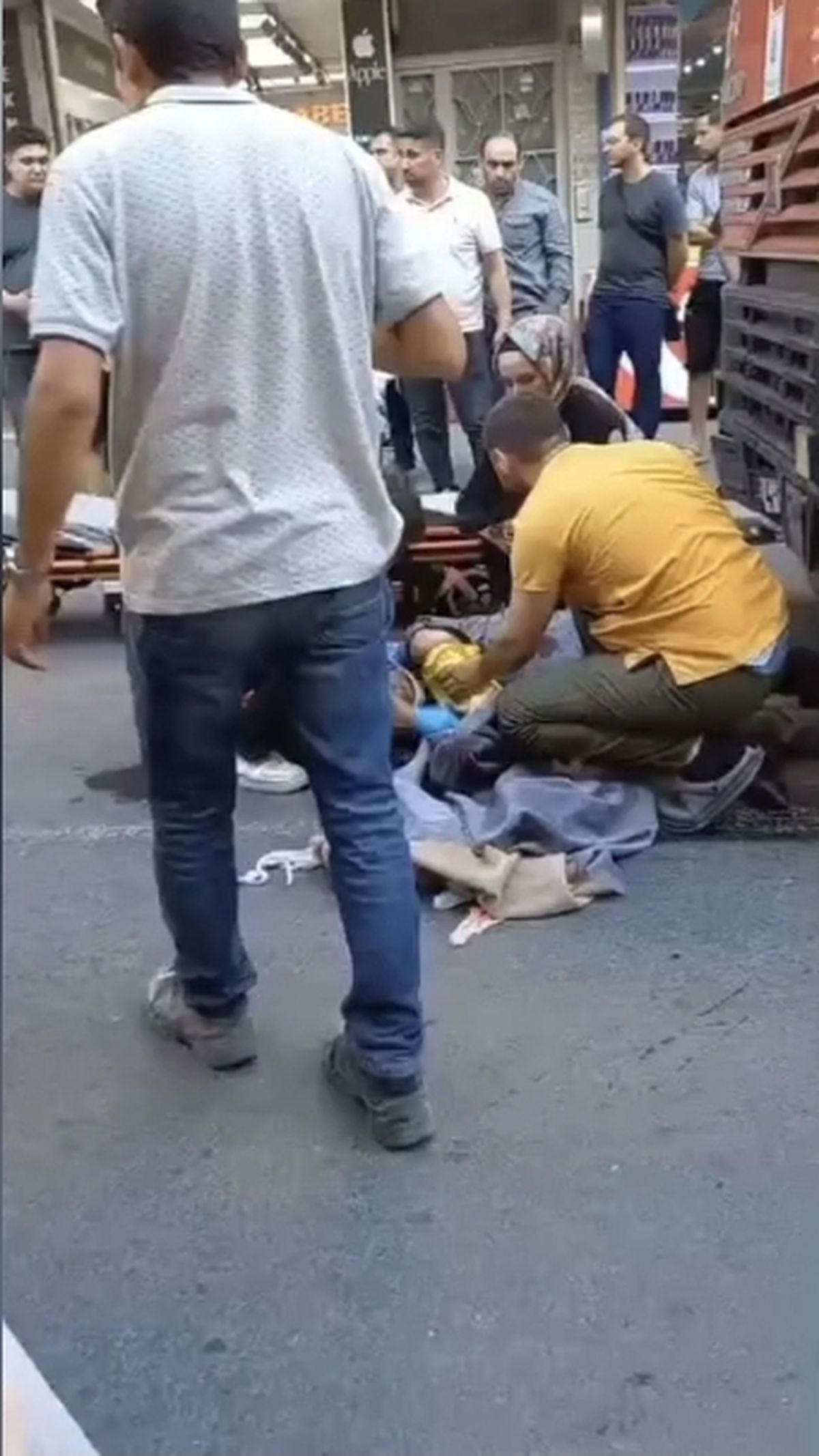 Küçükçekmece'de Hafriyat Kamyonu Yayaya Çarptı: 1 Yaralı