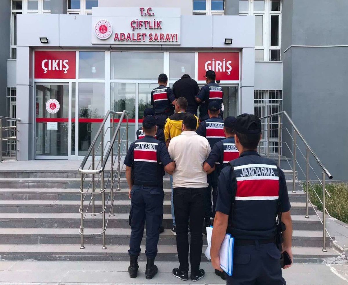 Niğde'de Dev Operasyon: 41 Aranan Şahıs Yakalandı, 9,9 Milyon Makaron Ele Geçirildi