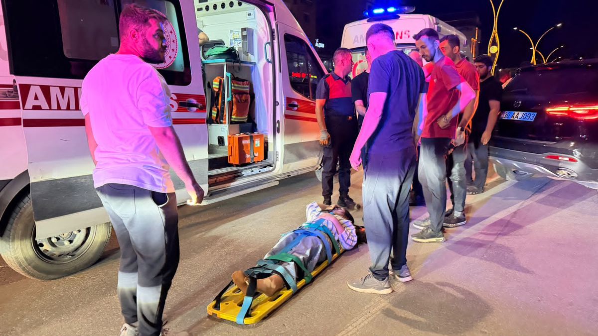 Yüksekova'da park halindeki araçlara çarpan otomobil devrildi: 4 yaralı