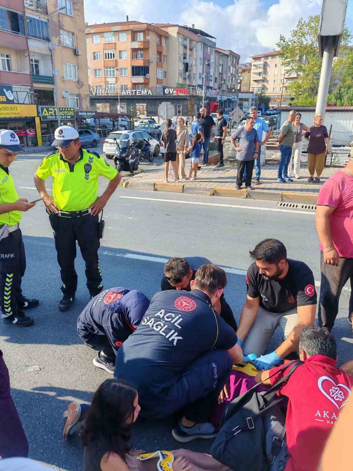 Yaya geçidinde otomobil 2 yayaya çarptı