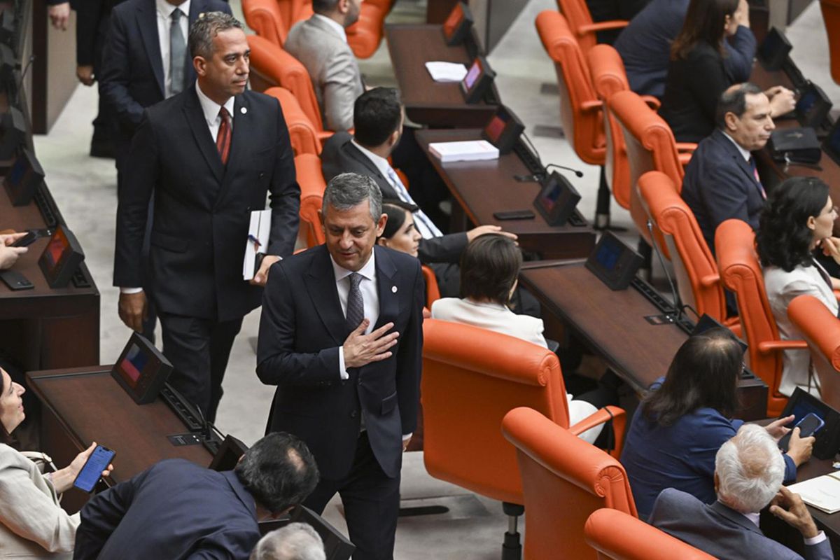 Özgür Özel'le aynı fikirde değiller! Yeni Parti'de büyük fire