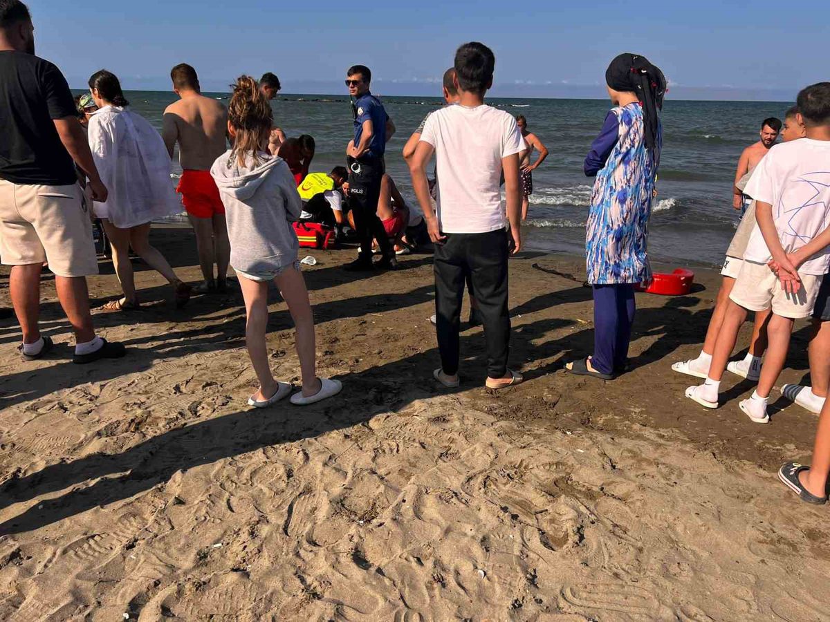 Atakum'da Denizde Boğulma Tehlikesi: Anne ve 2 Kızı Hastaneye Kaldırıldı