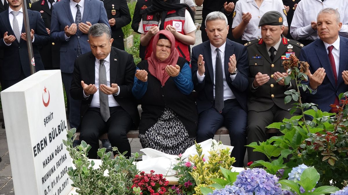 Eren Bülbül şahadetinin 9. yılında kabri başında dualarla anıldı