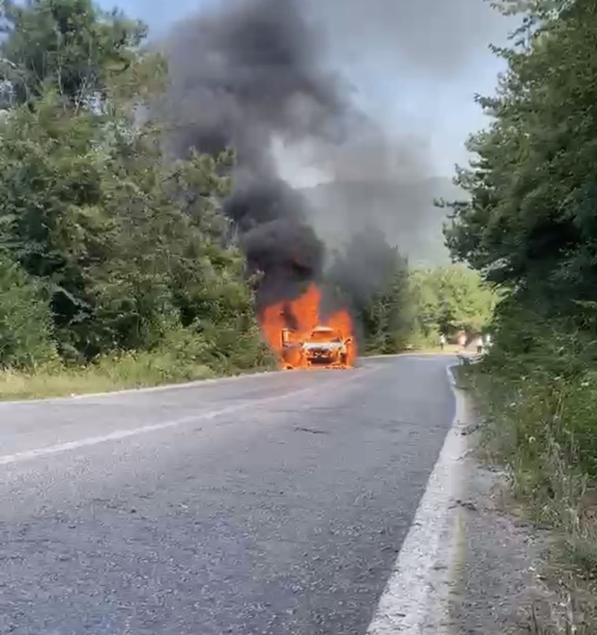 İnkumu yolunda otomobil alev aldı