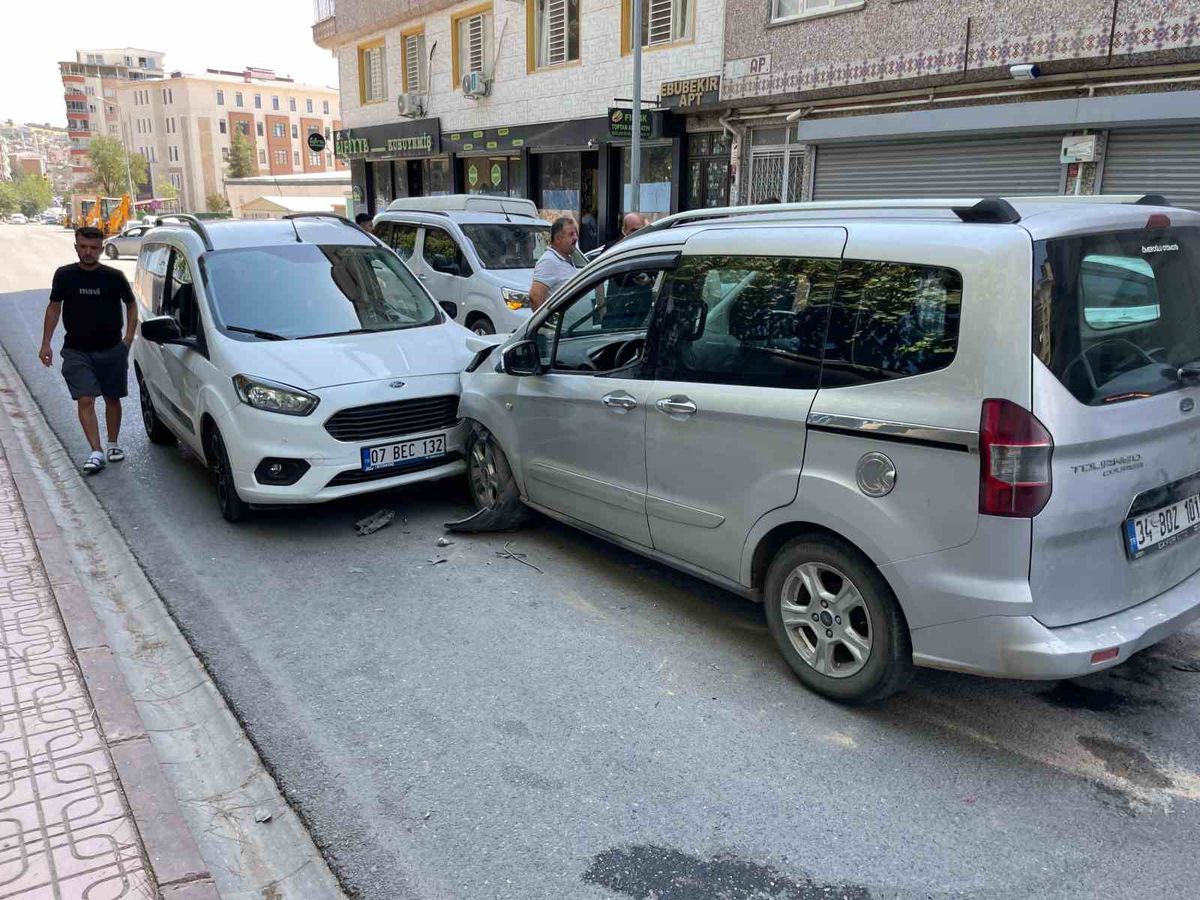 Siirt'te İki Hafif Ticari Araç Kafa Kafaya Çarpıştı: 1 Yaralı