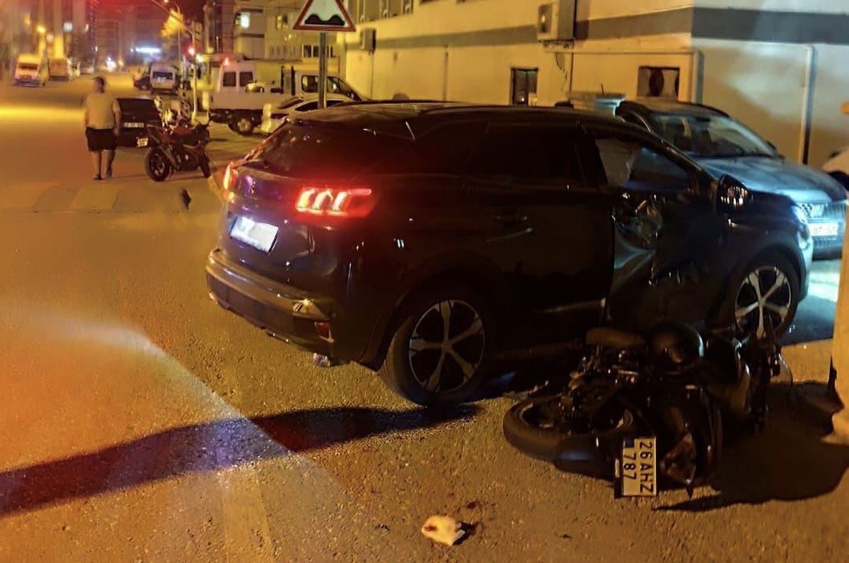 Sivrihisar'da Motosiklet ile Otomobil Çarpıştı: 2 Yaralı