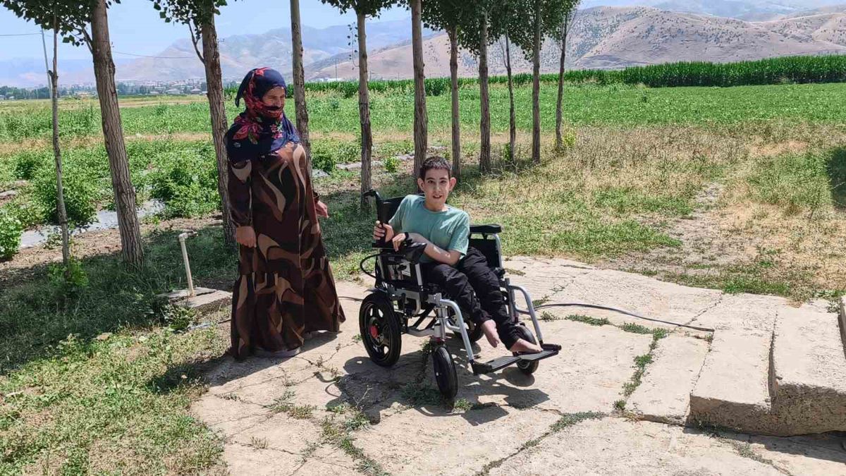 Muş'ta Engelli Yusuf'a Polis ve Hayırseverlerden Akülü Sandalye Desteği