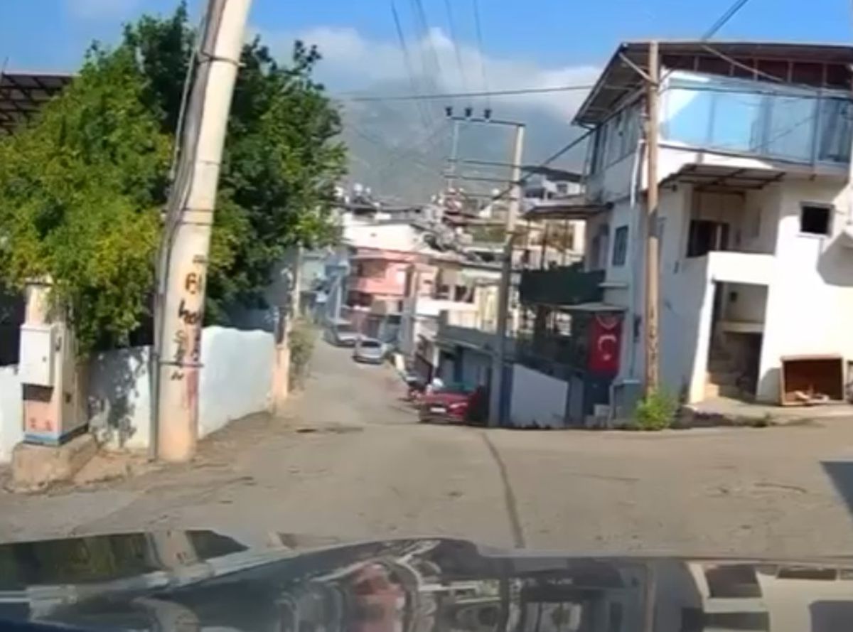 İskenderun'da Geri Manevra Kazası: Otomobil Evin Duvarına Çarptı