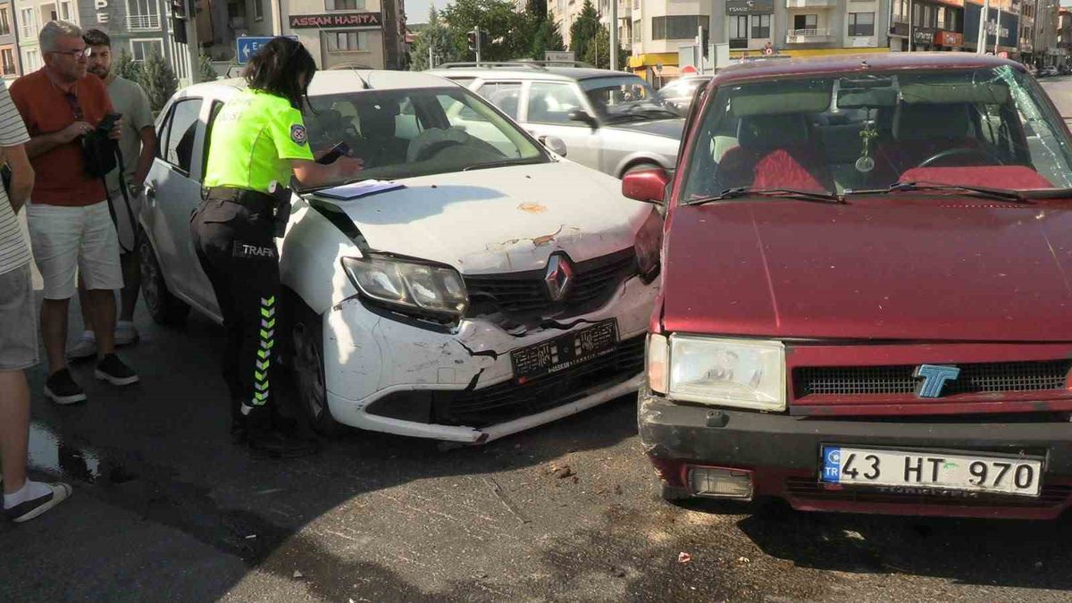 Tavşanlı'da kavşakta çarpışan iki otomobilde bir yaralı