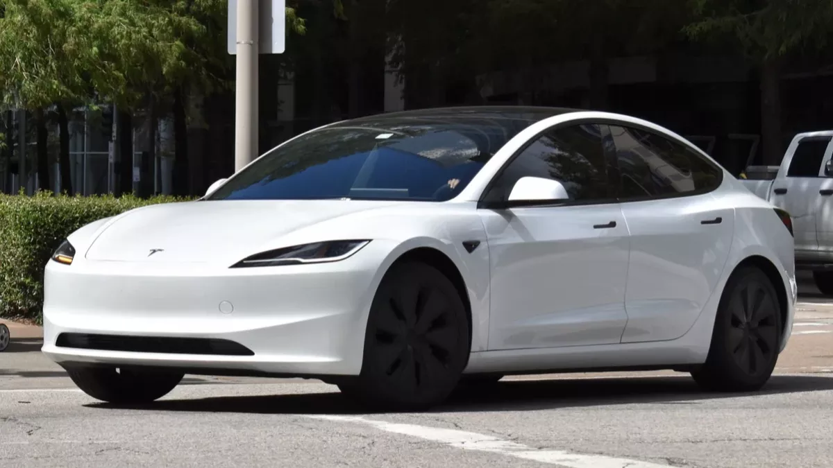 Tesla, Parlak Farlar Nedeniyle Araçları Geri Çağırıyor