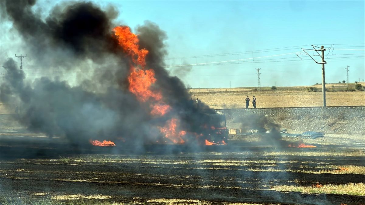 Edirne'de TIR Yangını Tarlaya Sıçradı