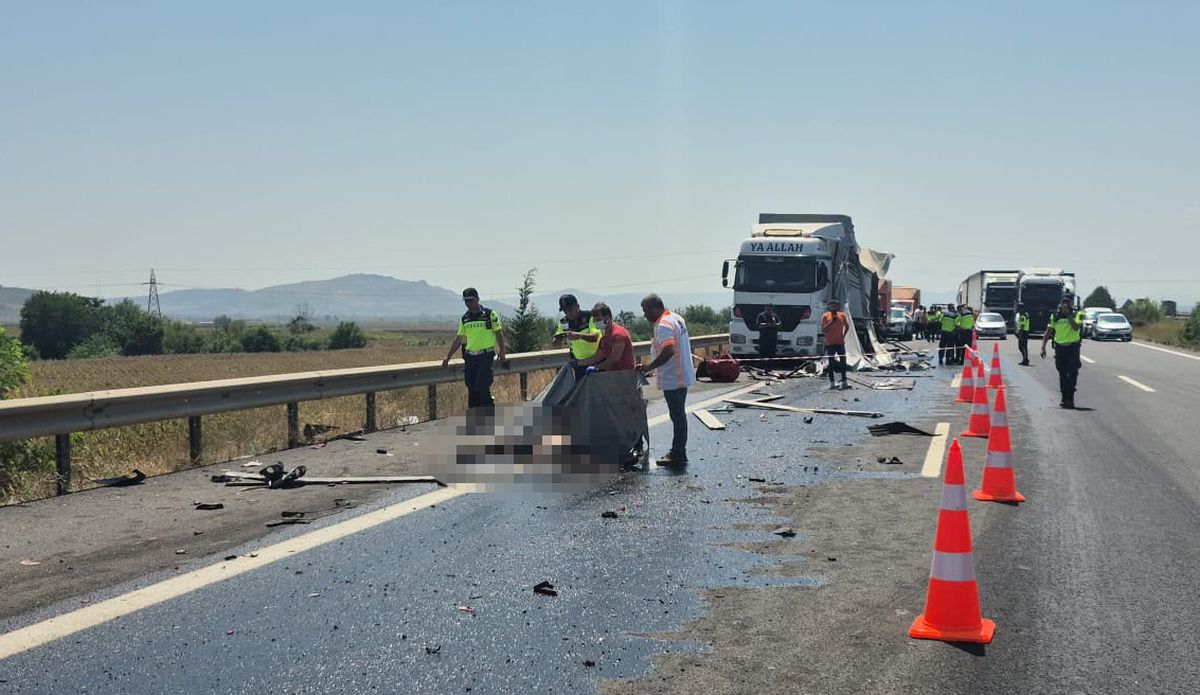 Güvenlik şeridinde TIR arızasıyla uğraşan sürücü kamyonun çarpması sonucu öldü
