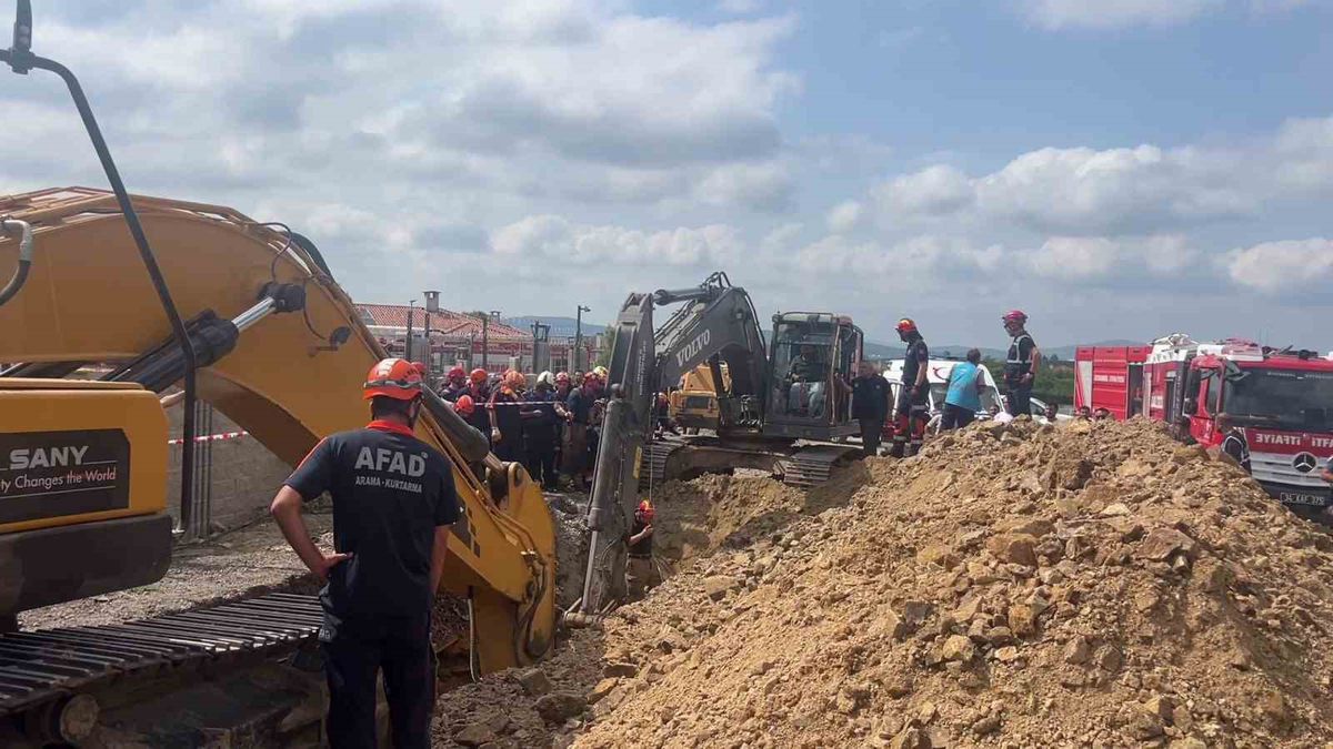 Tuzla'da toprak altında kalan işçi için kurtarma çalışması