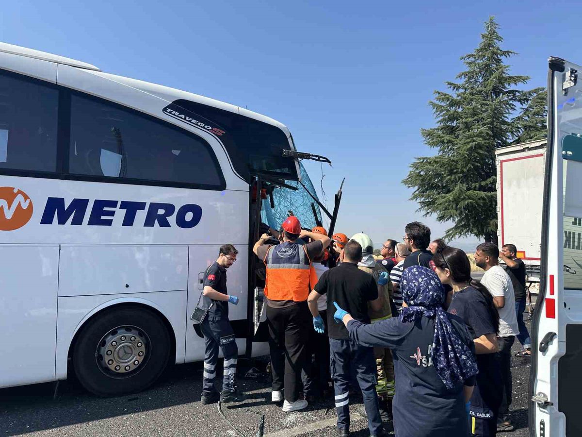 Uşak'ta Otobüs-Kamyon Kazası: Muavin Hayatını Kaybetti, Şoför Tutuklandı